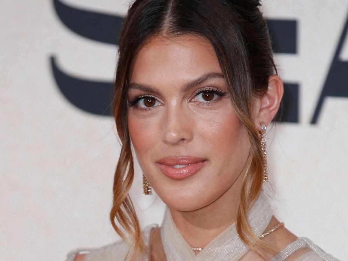 Iris Mittenaere à couper le souffle dans une robe en toute transparence et  ajourée : Femme Actuelle Le MAG