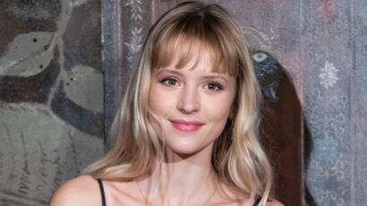 Ang?�le ?� couper le souffle en mini jupe et collants r?�sille