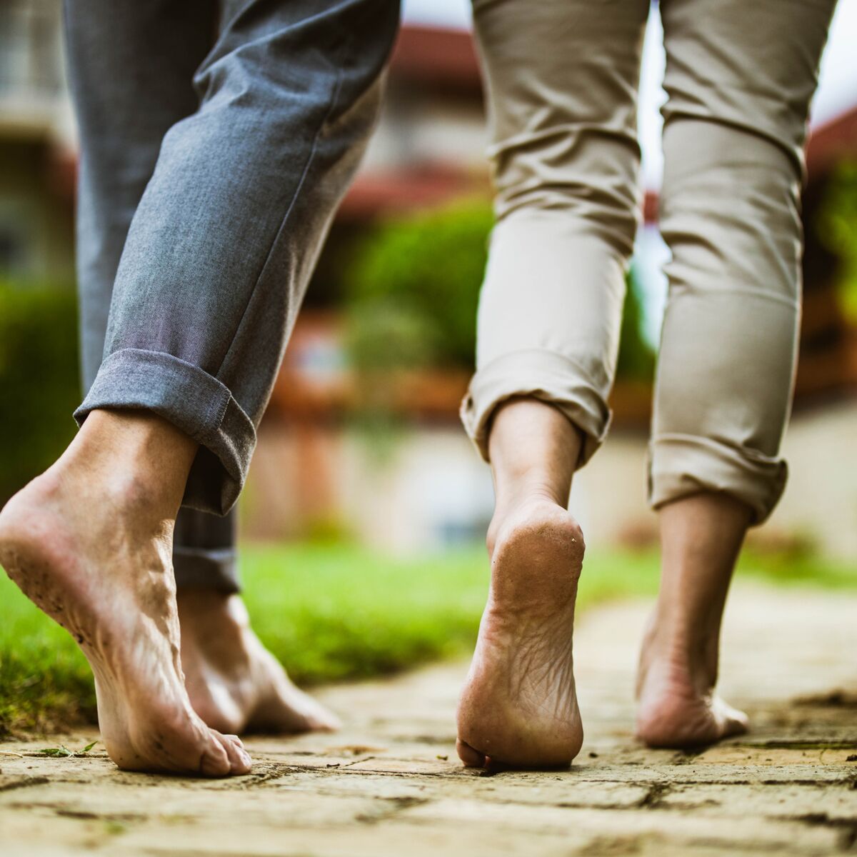 5 bonnes raisons de marcher pieds nus Femme Actuelle Le MAG