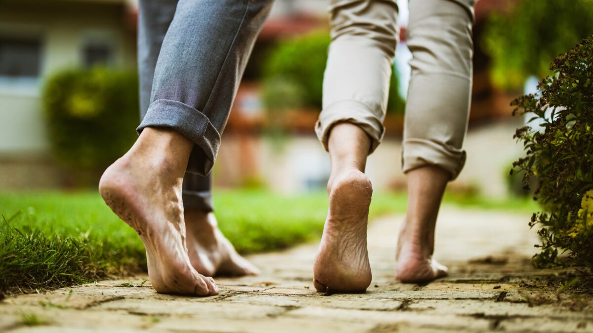 5 bonnes raisons de marcher pieds nus : Femme Actuelle Le MAG