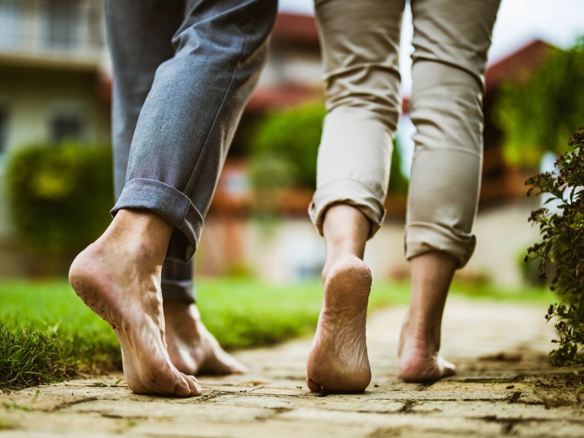 5 bonnes raisons de marcher pieds nus Femme Actuelle Le MAG