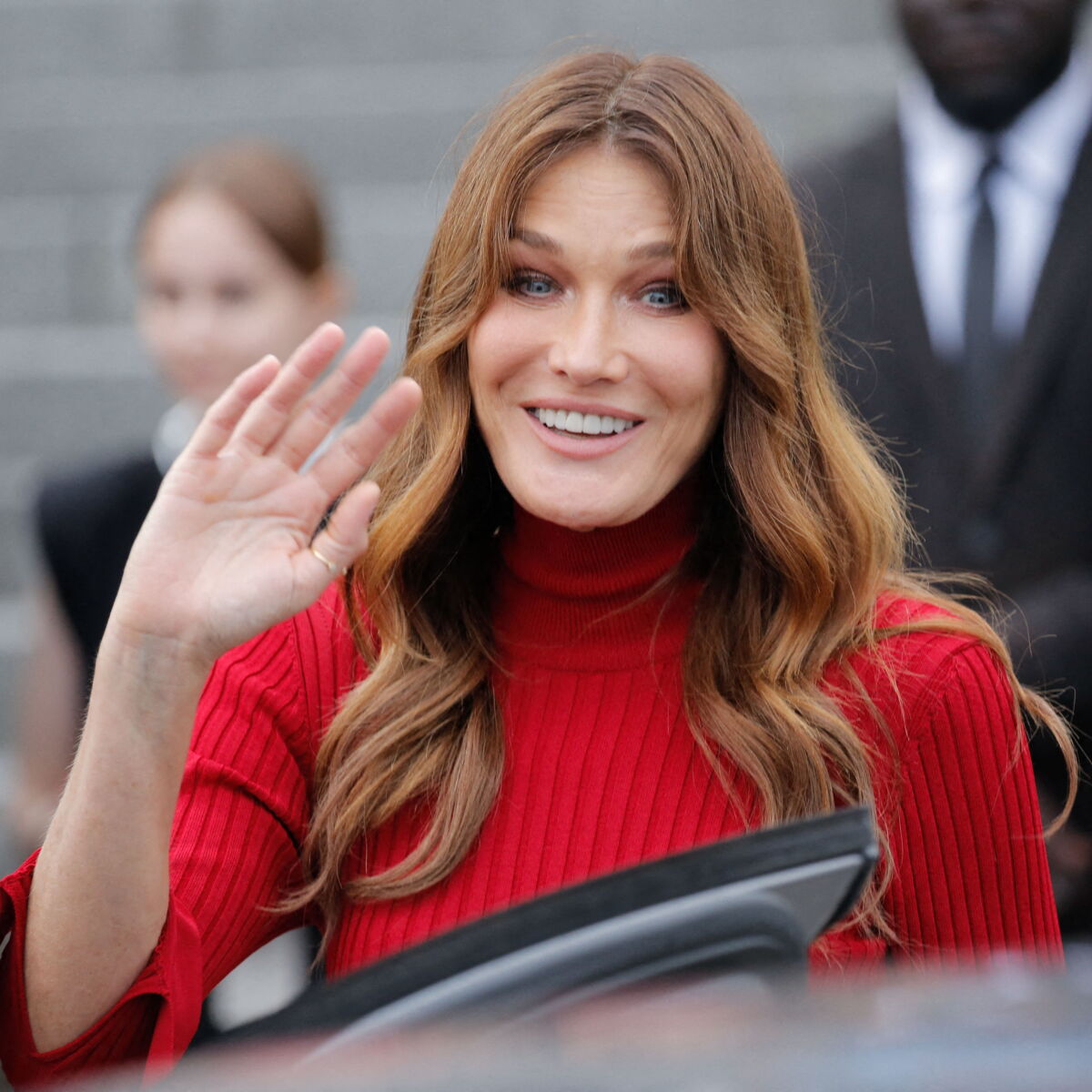 Carla Bruni : elle ose un look seventies et dévoile ses courbes sous une  cape (très) transparente : Femme Actuelle Le MAG