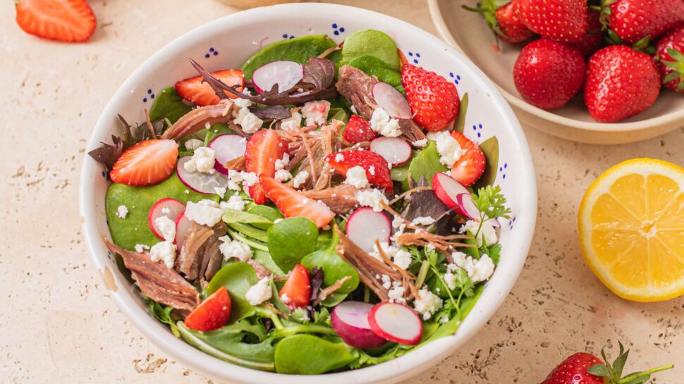 Salade d'été au confit de canard, fraises, radis et feta