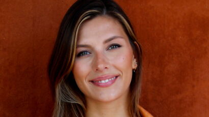 Camille Cerf craquante : jambes nues, elle se dévoile en body lingerie
