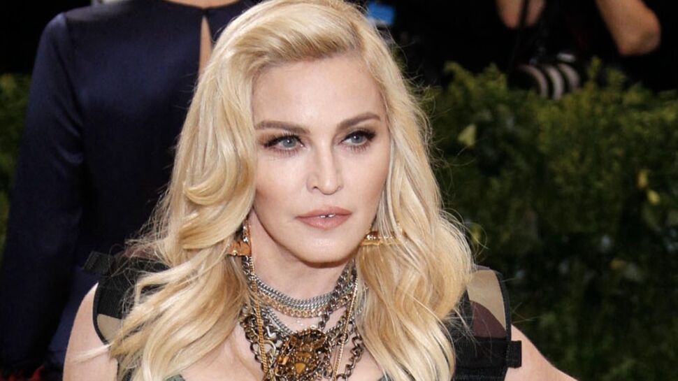 Madonna envoûtante en corset, cheveux longs et tout roux