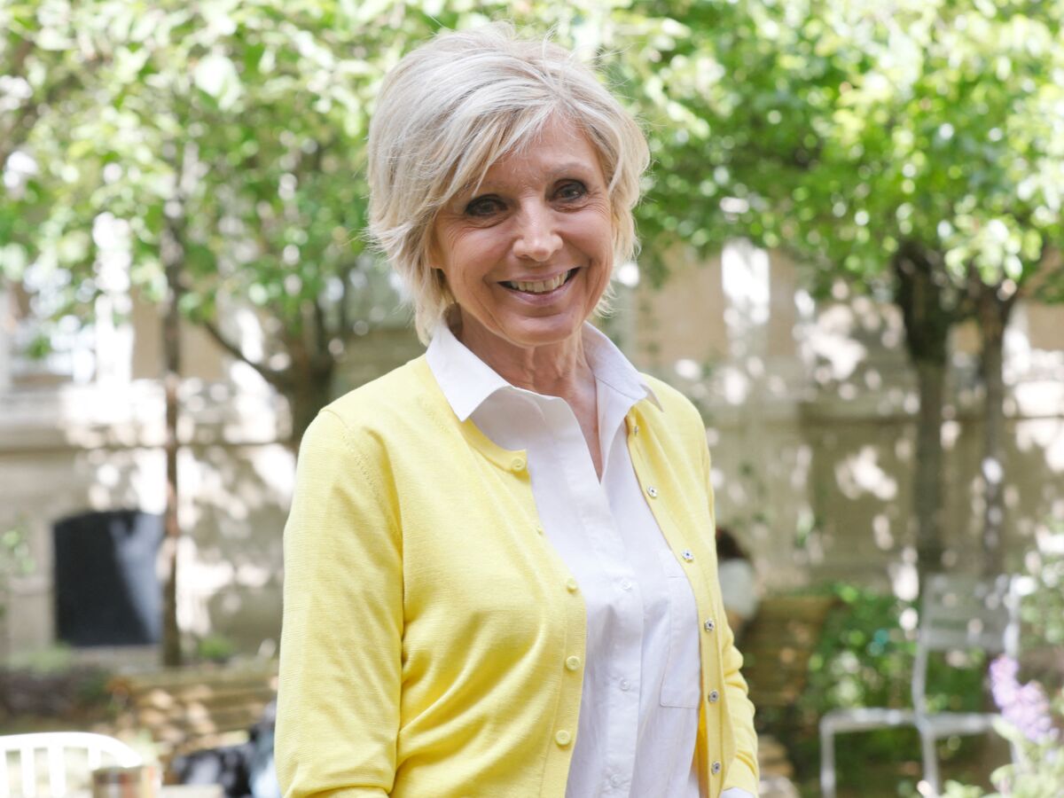 Évelyne Dhéliat : la présentatrice météo compte-t-elle bientôt prendre sa  retraite ? : Femme Actuelle Le MAG