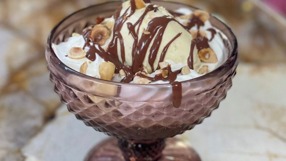 Coupe glacée et sauce chocolat de Cyril Lignac : un dessert express qui va en mettre plein la vue 