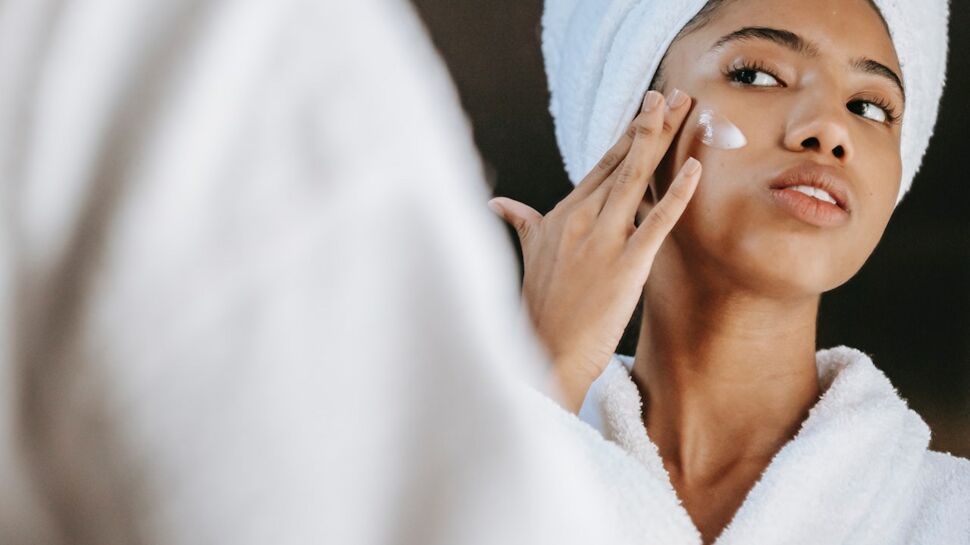 La routine conseillée par les dermatologues pour prendre soin de sa peau pendant les changements de saison