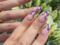 Un nail art violet