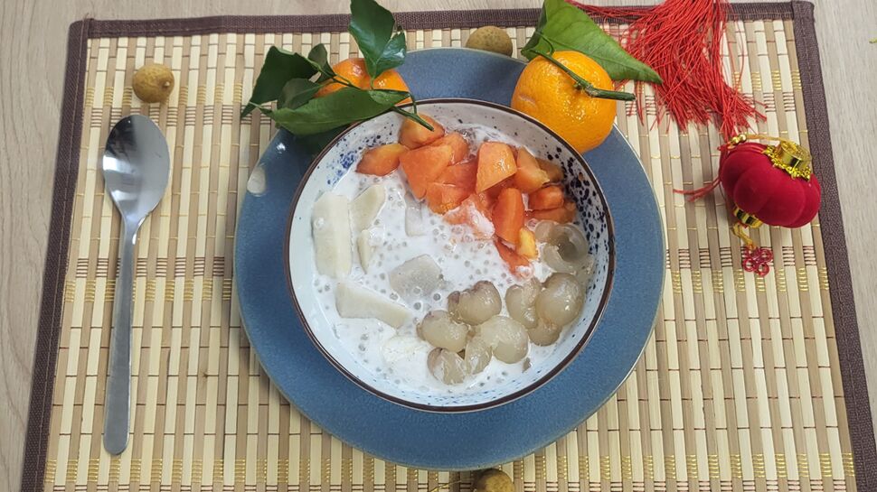 Dessert de tapioca au taro, à la papaye et aux longanes