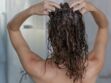 Cheveux : voici ce qui les abîme et les rend cassants sous la douche