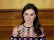 Letizia d’Espagne adopte un superbe look printanier en robe brodée à fleurs et décolleté transparent