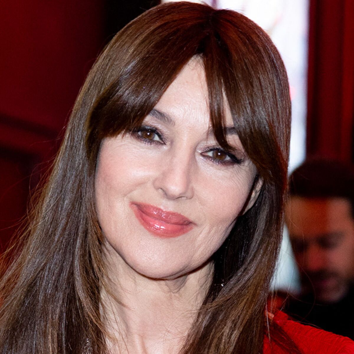 Monica Bellucci à couper le souffle en robe longue rouge au décolleté cache- coeur : Femme Actuelle Le MAG