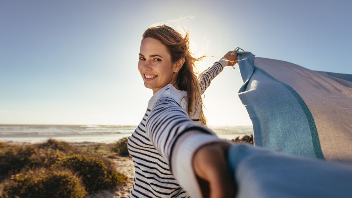 Yoga : 3 exercices efficaces pour faire le plein d'énergie : Femme Actuelle  Le MAG