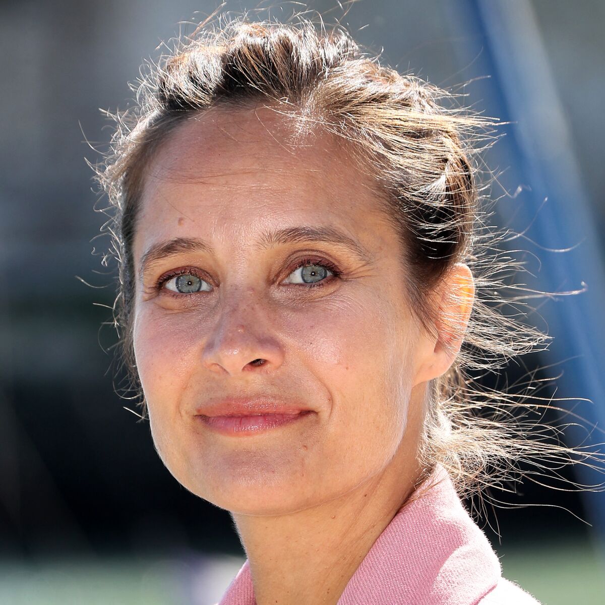 Festival de Cannes : Julie de Bona sensationnelle dans une robe fourreau  rouge au dos nu incroyable : Femme Actuelle Le MAG