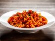 Pâtes tomates et saucisses : l’ingrédient insolite de Julie Andrieu pour une sauce à tomber