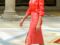 Letizia d'Espagne sublime en total look corail avec une jupe en cuir fendue 