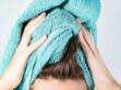 Sécher ses cheveux avec une serviette de bain : pourquoi c'est une erreur ?