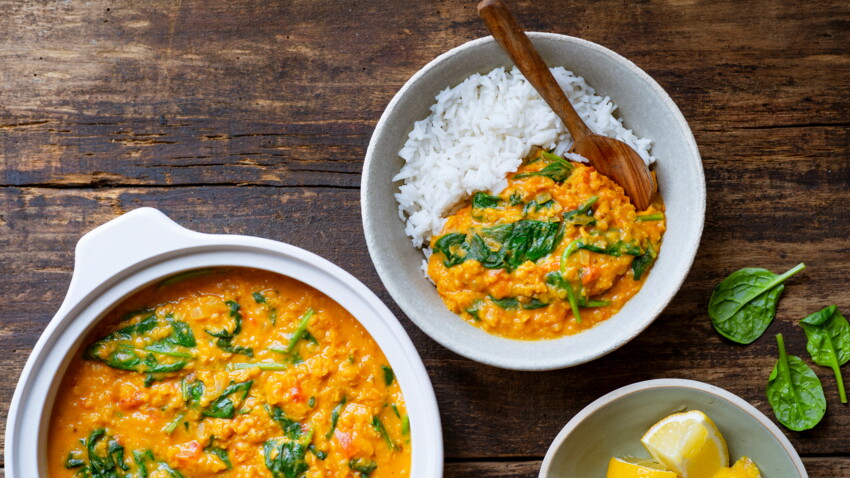 Dahl de lentilles corail aux pousses d'épinards et riz facile et rapide