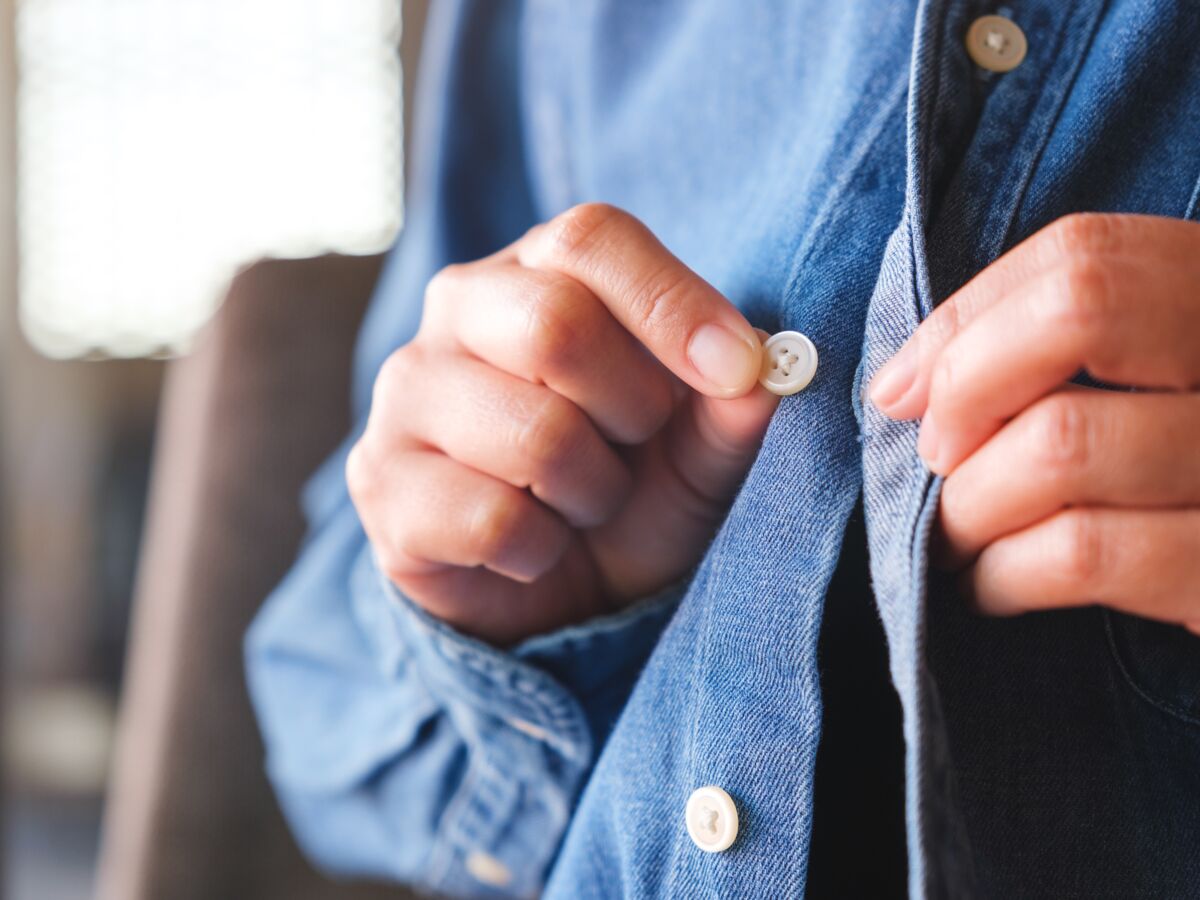 Bien porter sa chemise : faut-il la rentrer dans le pantalon