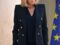 Brigitte Macron en veste blazer à épaulettes et boutons dorés 