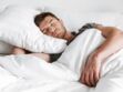 Sommeil : comment adopter la position "zéro gravité", qui permettrait de mieux dormir ?