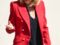 Brigitte Macron en veste blazer rouge à boutons dorés 