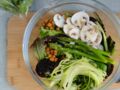 Salade healthy aux pois chiches, jeunes pousses, asperges vertes, champignons et spaghettis de courgettes