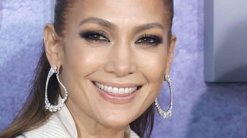 Jennifer Lopez : sa méthode surprenante pour se maquiller et avoir un teint parfait avec un effet lifté