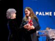 Festival de Cannes : la lauréate de la Palme d'or oublie son prix, Jane Fonda lui lance depuis la scène