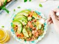 Salade de quinoa, saumon fumé, concombre et avocat 