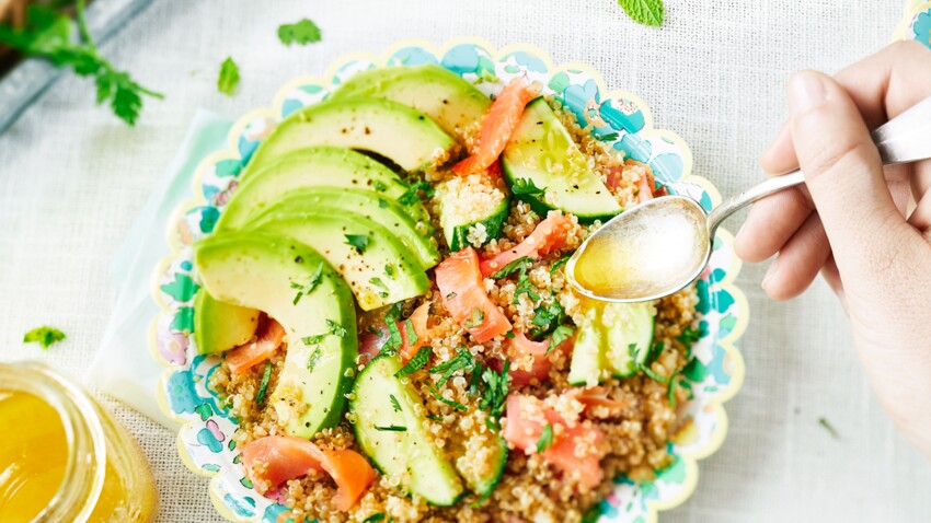 Salade de quinoa, saumon fumé, concombre et avocat facile et rapide