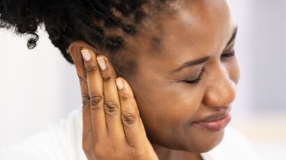 Infection de l'oreille : causes, symptômes, traitements : Femme ...