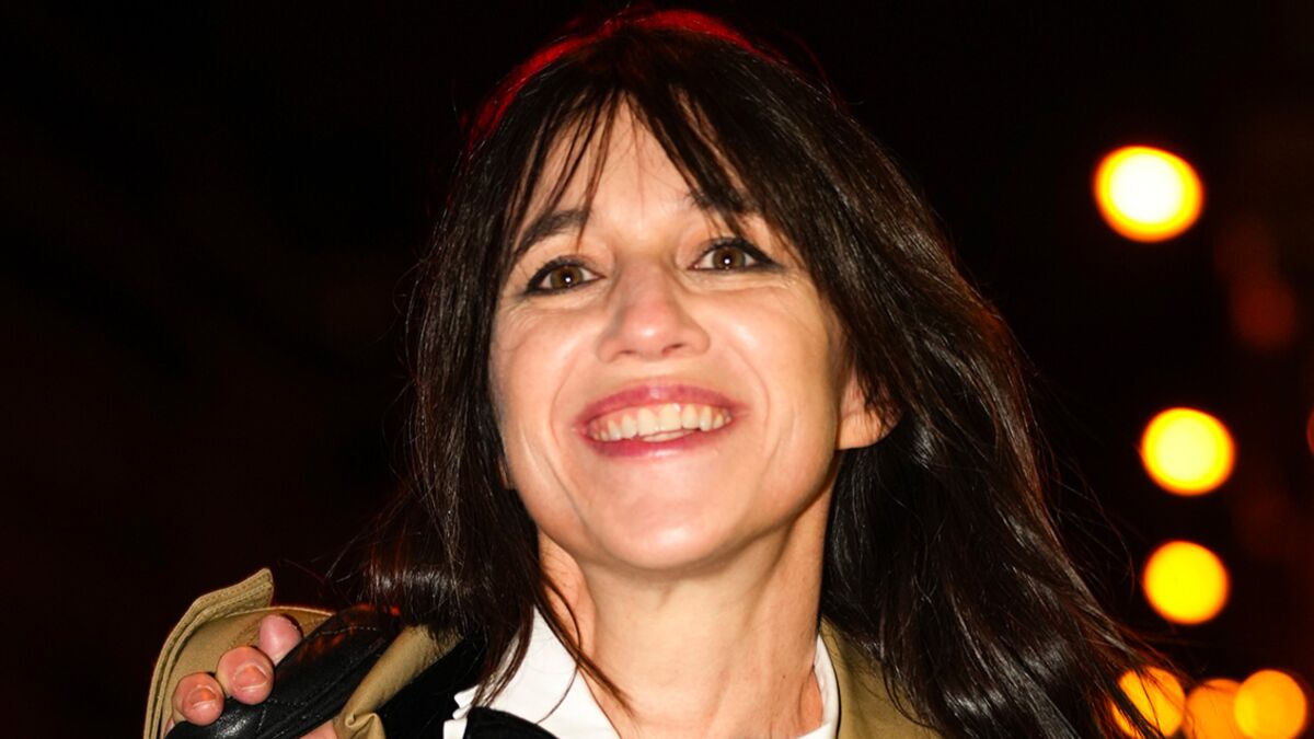 Charlotte Gainsbourg chic et glamour en blazer à épaulettes XXL