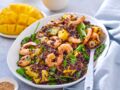 Salade de riz noir aux crevettes, ananas et mangue