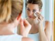 Anti-âge : le type de nettoyant visage à privilégier sur peau mature, selon une dermatologue