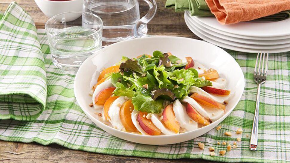 Salade caprese aux abricots et mozzarella