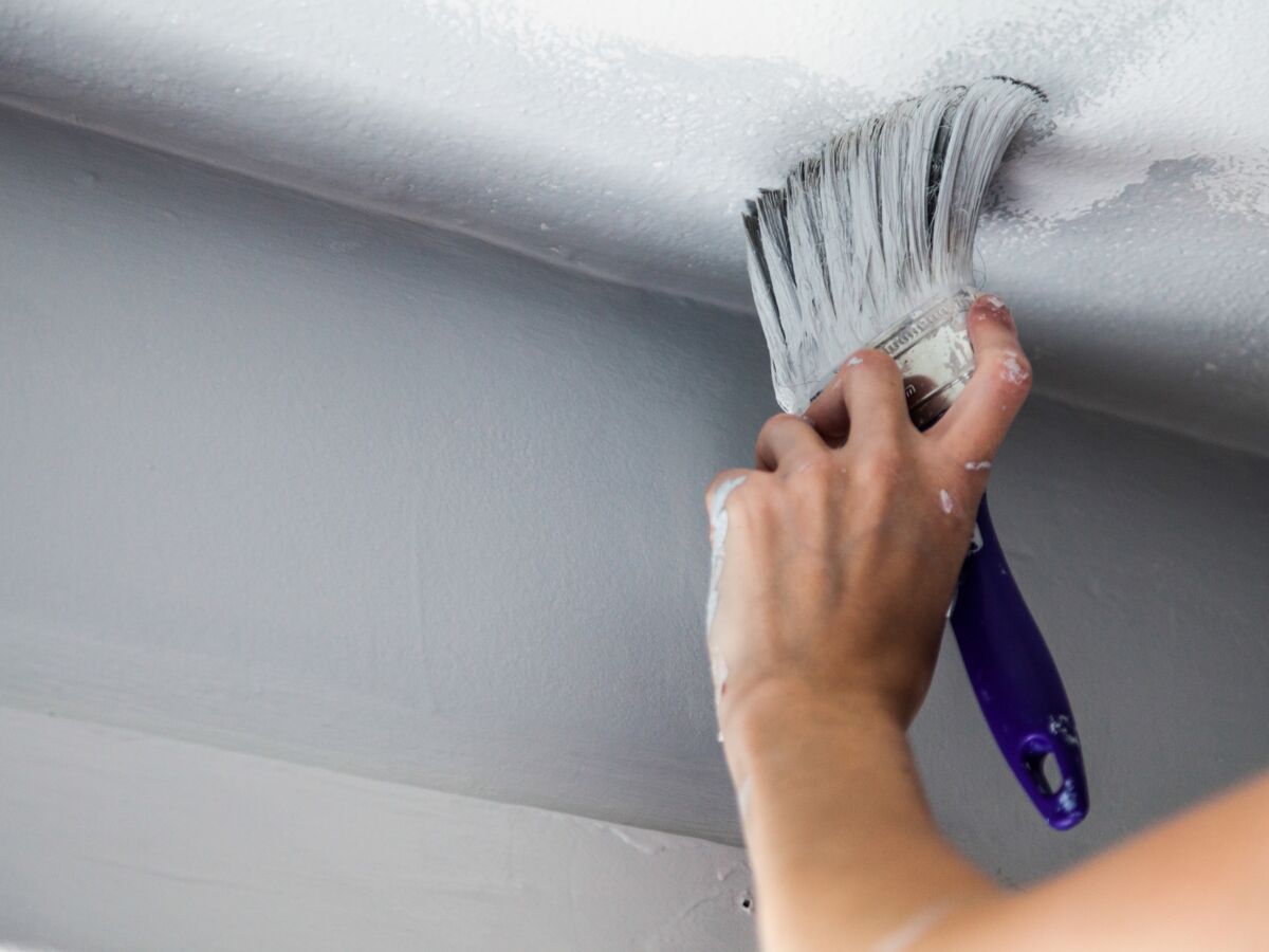 Peindre un plafond : 7 étapes cruciales pour repeindre sans trace
