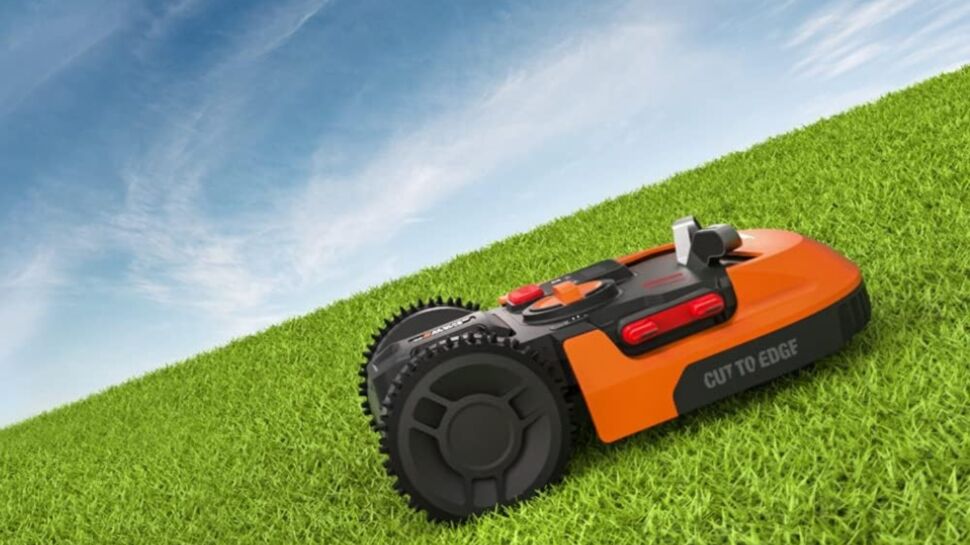 Ce robot tondeuse connecté vous permettra d'obtenir une pelouse impeccable sans efforts