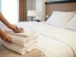 Nids à bactéries : ces 4 erreurs à éviter dans les chambres d’hôtel, selon une dermatologue