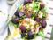 Salade de roquette aux mûres, pistaches et croûtons de fromage frais