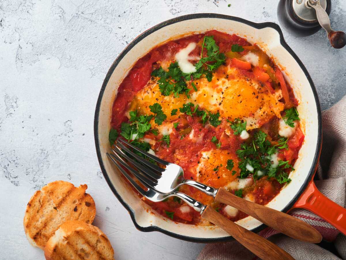 Chakchouka aux œufs - plat végétarien - la cerise sur le maillot