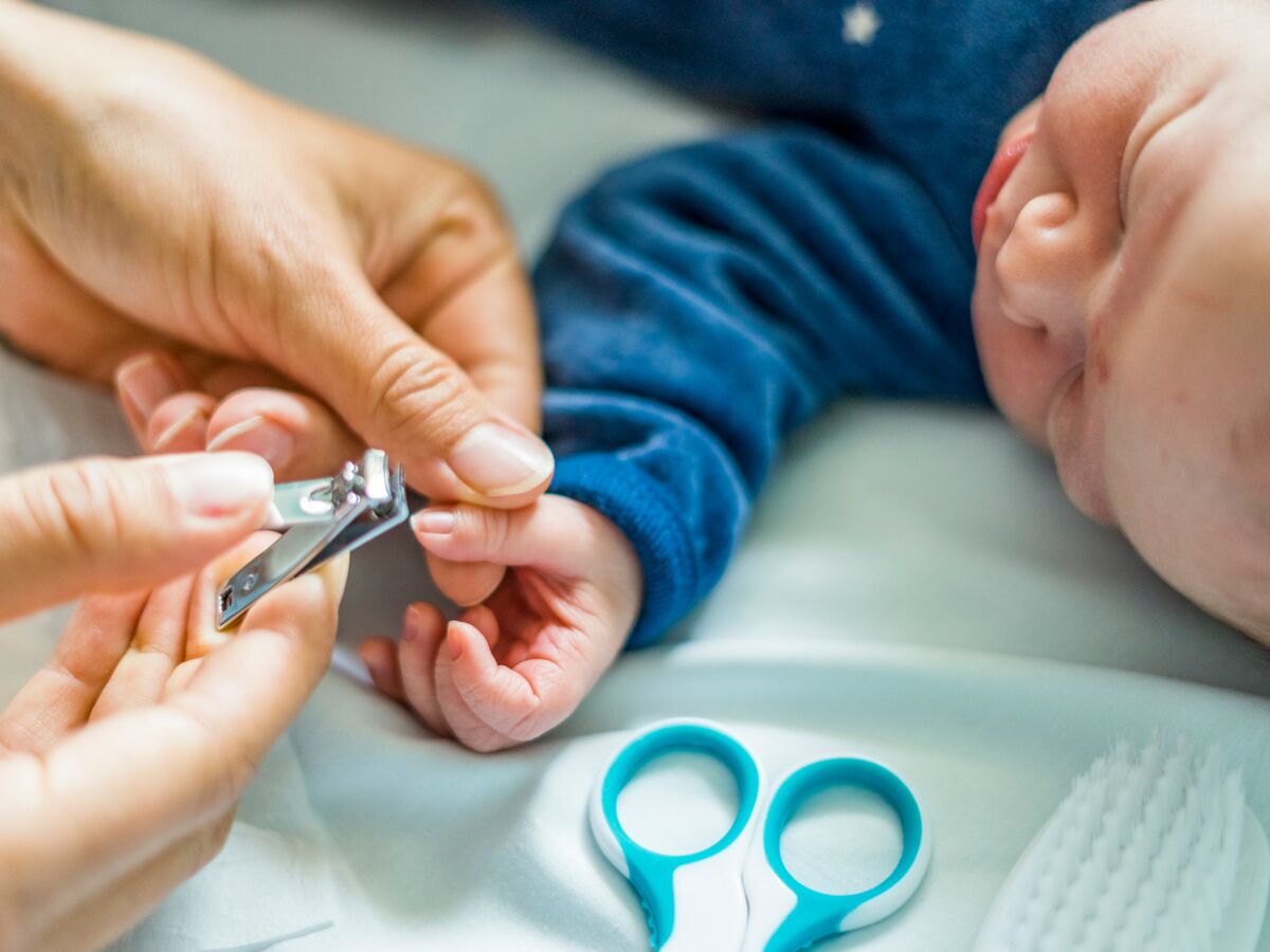 Couper les ongles de bébé : à partir de quel âge et comment s'y