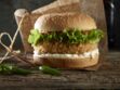 Burger au poisson pané de Cyril Lignac  : la recette facile prête en moins de 30 minutes