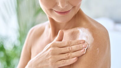 Ménopause : quels sont les effets sur la peau ? Une dermatologue répond ...