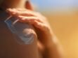 "Anti-sunscreen" : quelle est cette nouvelle tendance qui inquiète les médecins ? 