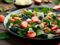 Salade de mâche, épinards, fraises et myrtilles