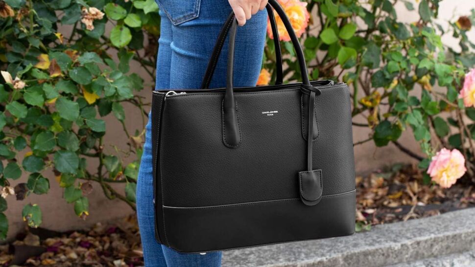 Ce grand sac à main noir minimaliste sera parfait pour aller au travail (et il est à moins de 54 euros)