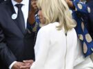 Brigitte Macron : son chemisier blanc zippé