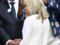 Brigitte Macron : son chemisier blanc zippé